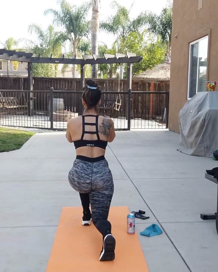 Tianna Gregoryのインスタグラム：「Just because gyms are closed doesn't mean you can't get leg day in 💪 @Stoked.Beverage ✨ Follow the inventor @BangEnergy.CEO #BangEnergy #StokedEnergy #EnergyDrink」