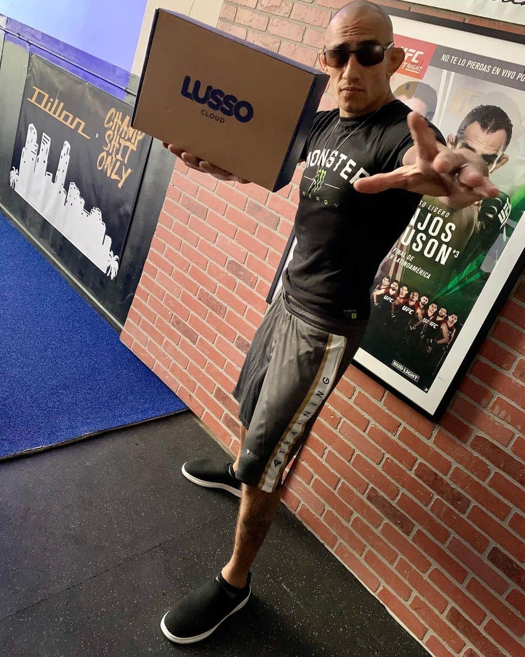 ロブ・ディアデックのインスタグラム：「Champ Shit Only ™️ Comfort... Shout out to @tonyfergusonxt  for rocking those @lussocloud Gehrys. Back on that Championship run tonight @ufc 256!  @dyrdekmachine」