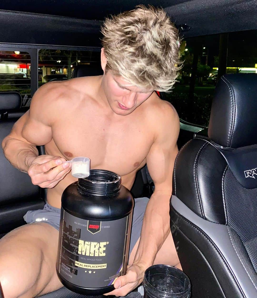 のインスタグラム：「Grabbing some @redcon1 MRE protein before working out and watching some fights! Click the link in my bio and go check out their killer weekend deal! 35% off everything and FREE stuff」