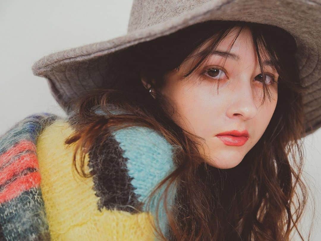 久保雄司のインスタグラム：「@chunichi.biyou  2nd  ベージュのマスカラがポイント💛  model @petitebabyami   hairmake/photo @six_kuboyuji   assistant @six_akari  @six_hinako   @six.salon  @six_recruit   #six_salon #新型美容師 #クボユウジ」