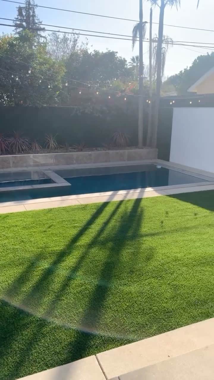 ニック・ビオールのインスタグラム：「Decorating the back yard. How it started VS How it’s going. What do you think??」