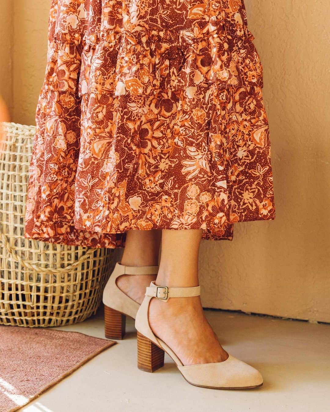 ソルドスのインスタグラム：「team dressing up for no reason! 👋⁣ ⁣ shop our best-selling gemma heel, link in bio ✨」