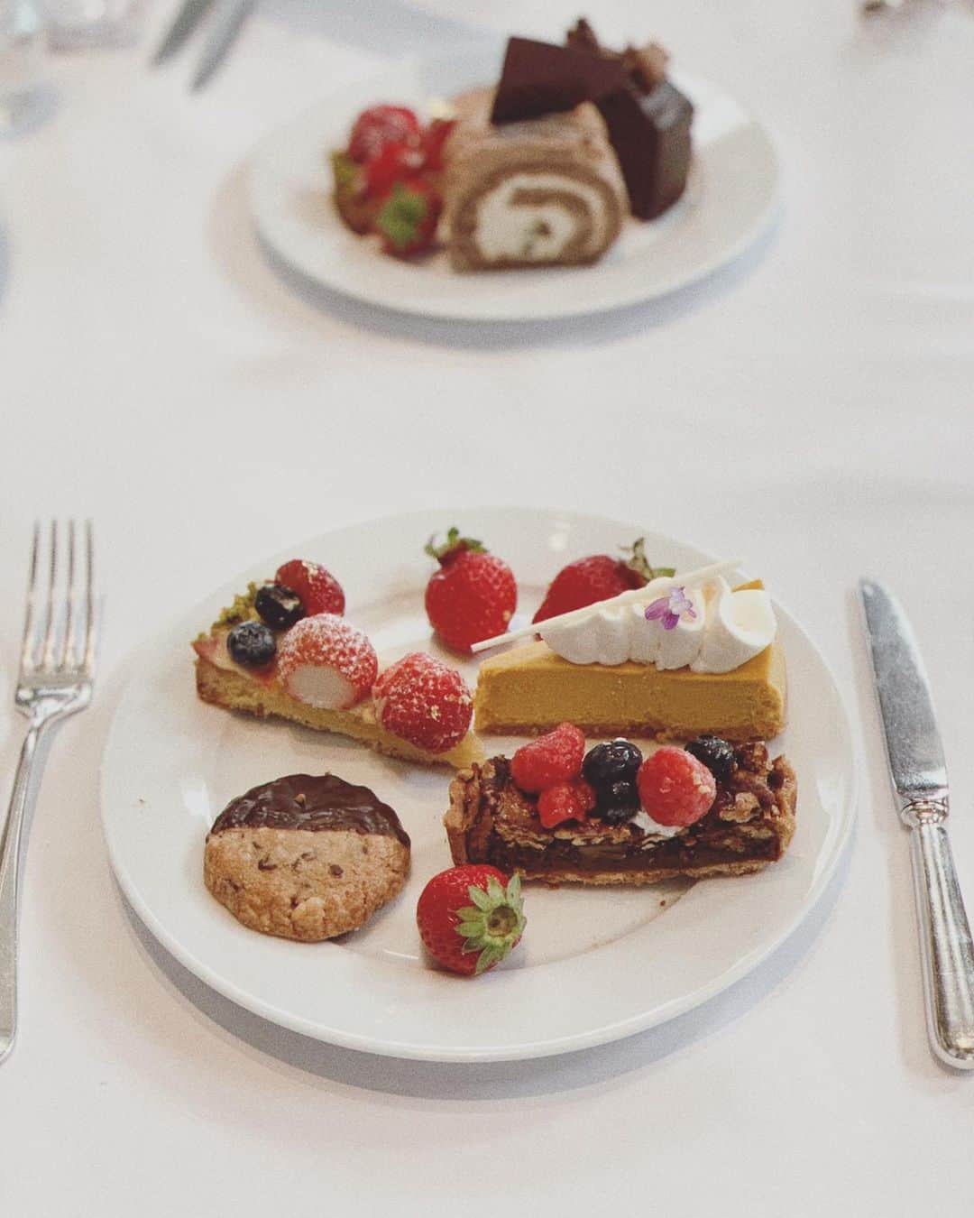 猪鼻ちひろのインスタグラム：「🥺🍰🍓 ニューヨークグリル 最高だったぁ 永遠に止まることのないお喋りも 最高だったぁ 産まれてきてくれた天使を みんなで愛でる時間も 最高だったぁ  今のところ保育士にも幼稚園教諭にも一回もなってない人生だけれど、みんなと出会えたことが財産だなぁ♡と毎回思うよ。 コロナでずーーーっと会えてなかったから いつもより特別に感じた😘 10年以上(！)ありのままの姿を受け入れてくれてありがとう #ニューヨークグリル #ちひろのごはん #盛り方に個性出る #ものすごい量食べたよ！」