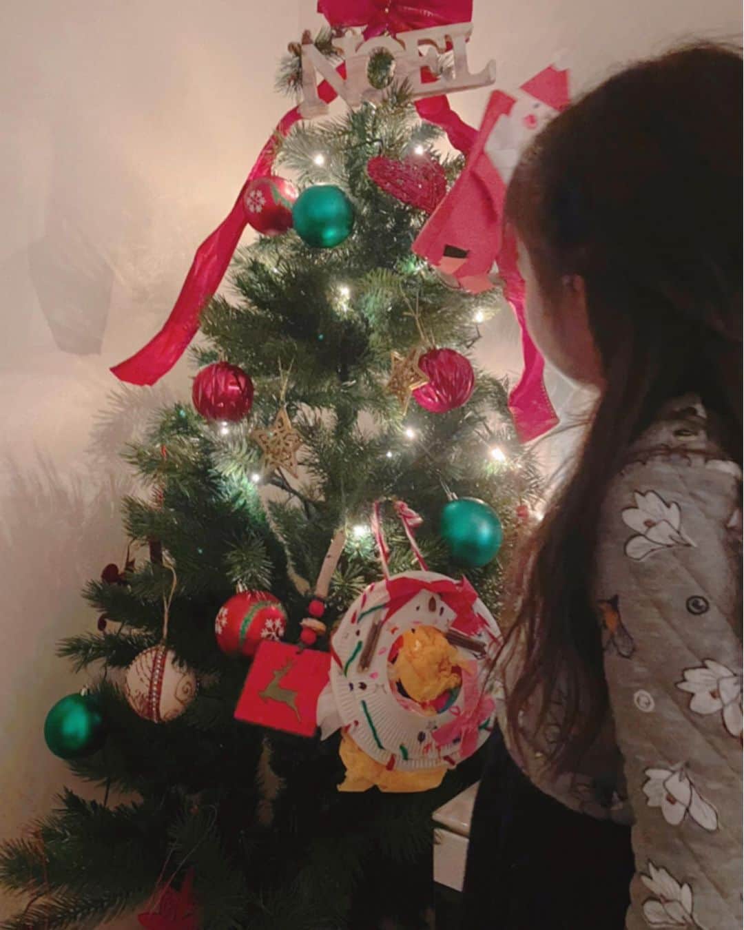 安めぐみさんのインスタグラム写真 - (安めぐみInstagram)「昨日クリスマスツリーを出しました🎄✨ #クリスマスツリー  #日曜日 #今日もよい一日を ☺️」12月13日 10時50分 - yasu_megumi_official