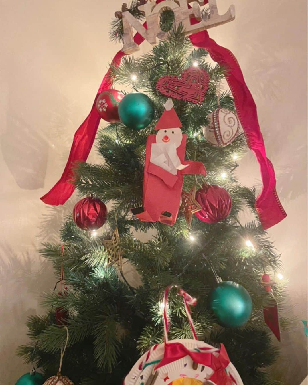 安めぐみさんのインスタグラム写真 - (安めぐみInstagram)「昨日クリスマスツリーを出しました🎄✨ #クリスマスツリー  #日曜日 #今日もよい一日を ☺️」12月13日 10時50分 - yasu_megumi_official