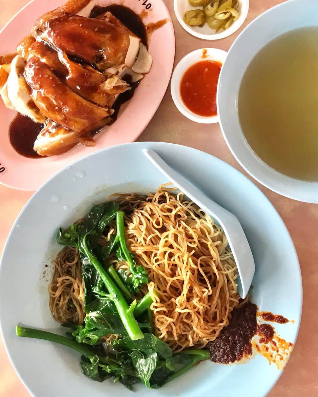 Li Tian の雑貨屋さんのインスタグラム写真 - (Li Tian の雑貨屋Instagram)「Glistening as it may seemed, this soy sauce chicken wasn’t as tender and smooth as we would have wished. Noodles tasted flat as well. Q-ed at least 30min but well, at least managed to score the last piece of chicken before the auntie put up the closed sign and the remaining folks in the queue to had no choice but to leave   • • • • • #singapore #yummy #love #sgfood #foodporn #igsg #グルメ #instafood #gourmet #beautifulcuisines #onthetable #sgeatout #cafe #sgeats #f52grams #sgcafe #streetfood #feedfeed  #foodsg #savefnbsg #sgblog #chicken #weekends #sghawker #noodles #sgmarket」12月13日 10時50分 - dairyandcream