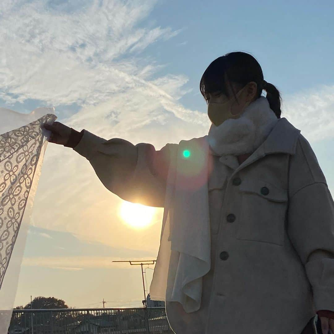 上大迫祐希のインスタグラム：「・ 天気の良い日に外に布を持ち出して写真を撮ってました。 私は布を持ってる側の写真しかありませんが👀  3.4枚目は私じゃないよ。お友達です。👭  天気がいいだけで嬉しいのに この日はちっちゃな虹も見れて尚更嬉しかった🥺  #装苑 風 #nyron でも良さそう どちらも #ファッション雑誌 です」