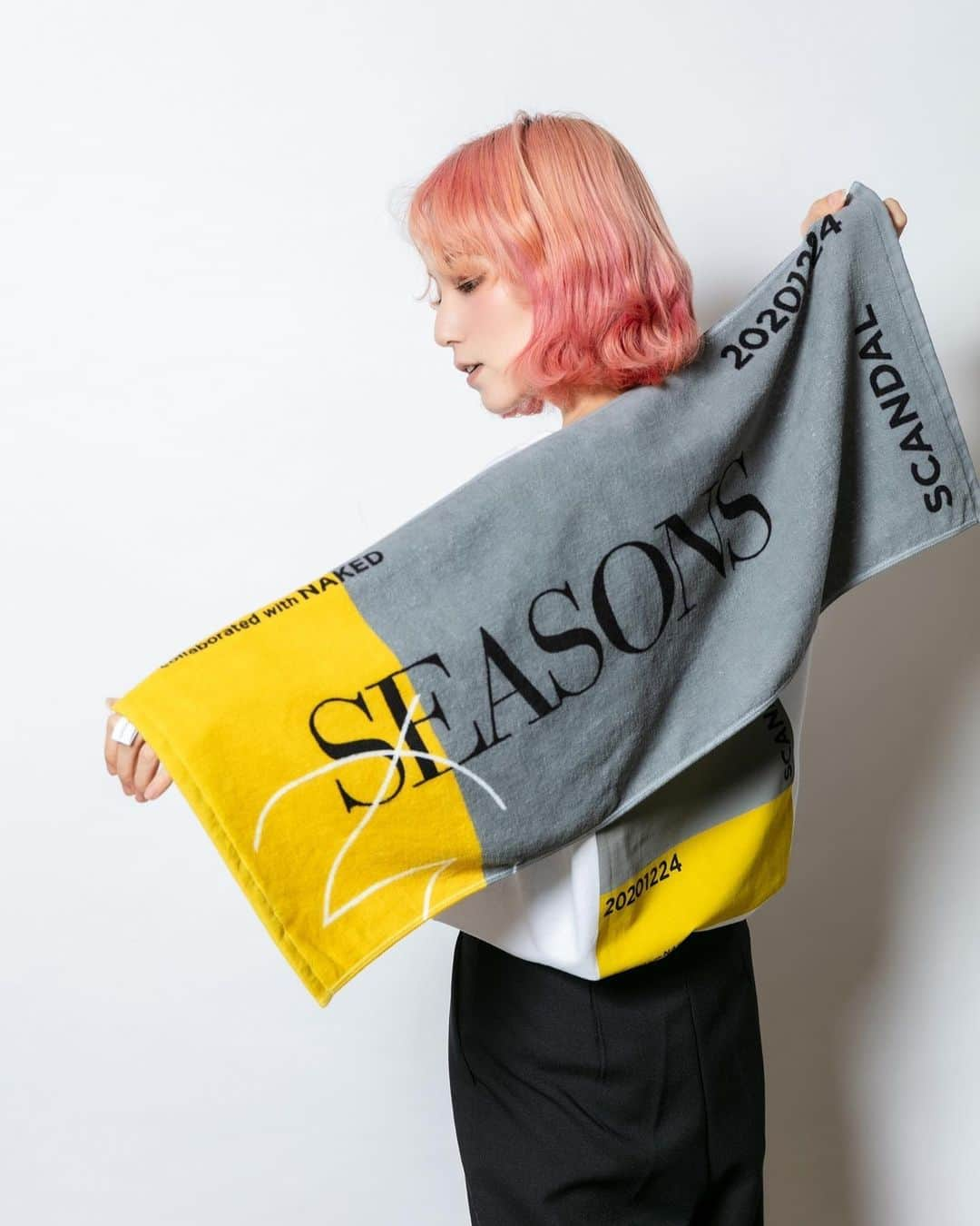 SCANDALさんのインスタグラム写真 - (SCANDALInstagram)「SCANDAL『SEASONS』collaborated with NAKED GOODS  SEASONS タオル(GRAY×YELLOW)  ¥2,000(+TAX)  photo by @k_amirin_photo  #scandal #scandal_seasons」12月13日 11時01分 - scandal_band_official