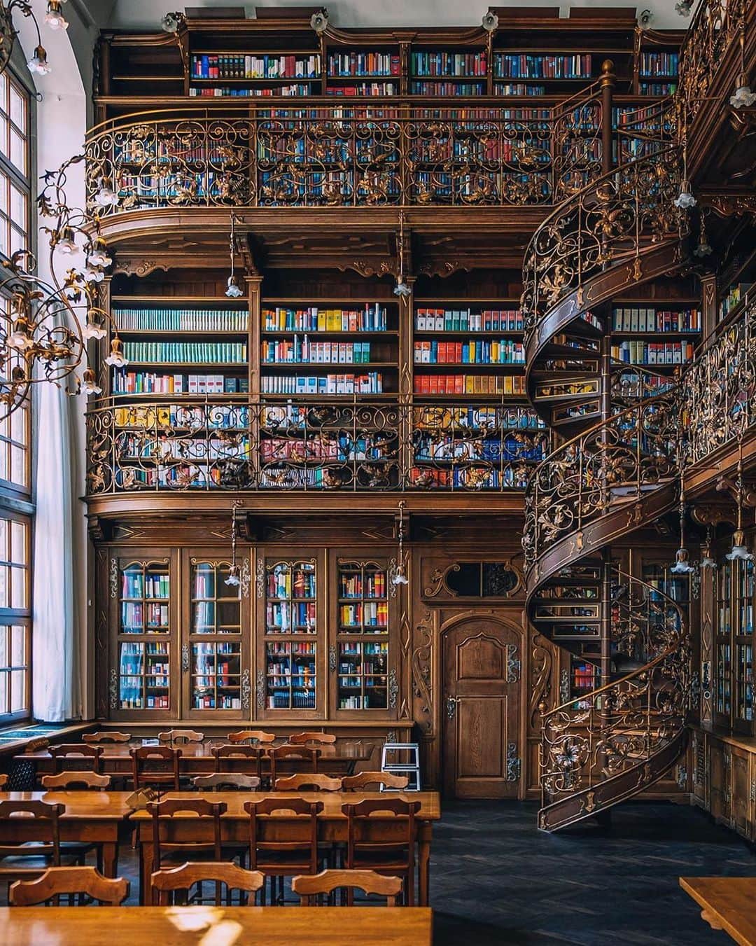 BEAUTIFUL DESTINATIONSさんのインスタグラム写真 - (BEAUTIFUL DESTINATIONSInstagram)「Isn't this one of the most beautiful libraries you've seen? 📚 Built between 1867 and 1908, The Law Library of Munich (Juristische Bibliothek München) resembles a bright, warm forest that brims with life. 🌳   With ten-meter-high halls, gilded wrought-iron spiral staircases and balustrades, and a floral Munich Jugendstil style, it's truly a book lover's sanctuary. 📖✨   #BDTip from @themodernleper: If you want to take pictures, go very early or late to avoid disturbing people. You can also go on one of the tours through the new town hall!  What are your favorite libraries? 💭   📸 @themodernleper 📍 Juristische Bibliothek, München, Germany」12月13日 11時02分 - beautifuldestinations