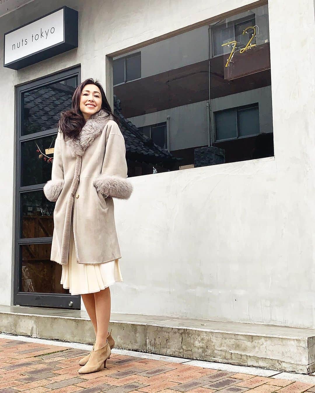 のインスタグラム：「今年の冬は寒くなるって言われていたけど、暖冬ですね。去年の今頃の写真を見ていたら、もうムートンのコートを着てました。  This winter was said to be very cold but it isn’t. I wore much heavier coat last year at the same time.  @definebeautyjapan  @definebeauty @ディファインビューティ  #コート #コートコーデ  #ファッション好き #ファッション好きと繋がりたい  #キレイになりたい  #アラフィフコーデ #アラフィフ女子 #大人可愛い #ムートンコート  #大人スタイル #スナップミー #上品コーデ #キレイめコーデ #スタイルアップ #instapicture  #beauty  #beautiful  #fashionblog #fashionblogger #dailylook #tokyolife」