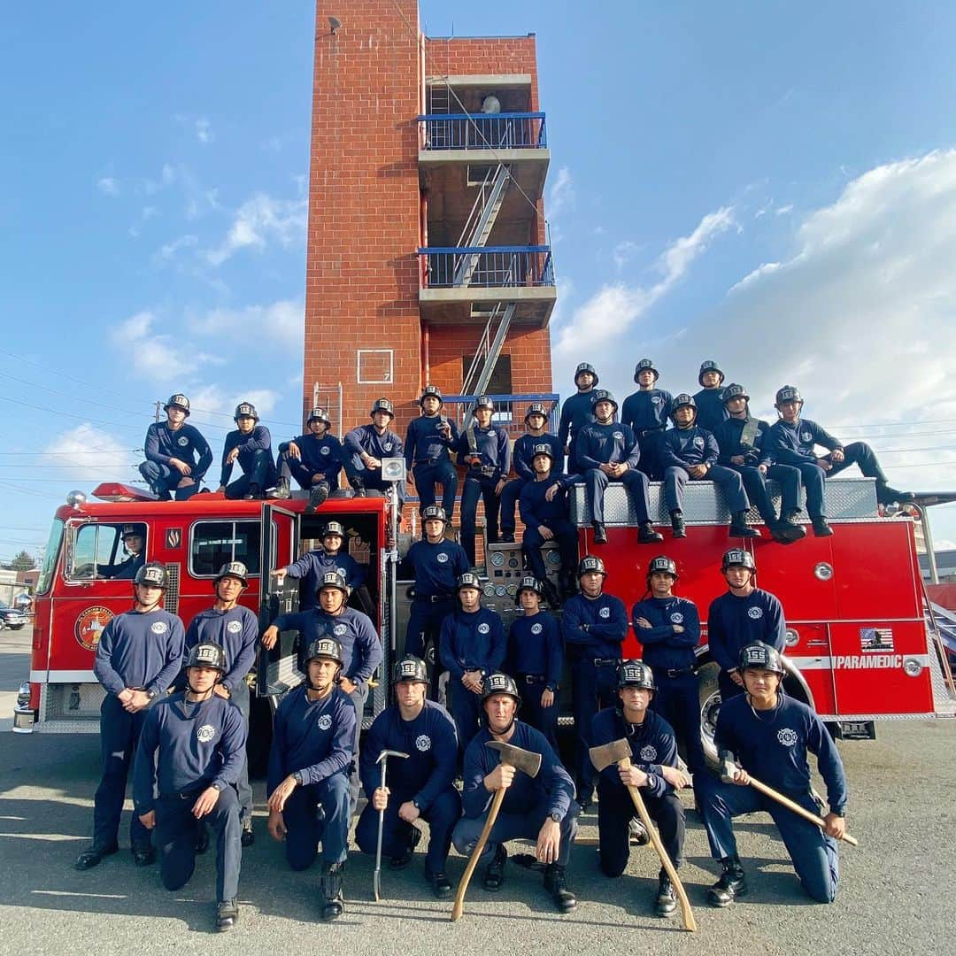 カーリー・ウォパットさんのインスタグラム写真 - (カーリー・ウォパットInstagram)「Couldn’t be more proud to be a part of El Camino Fire Academy Class 155. 16 weeks of training completed. 32 in and 32 out. Boom.」12月13日 10時59分 - carlywopat