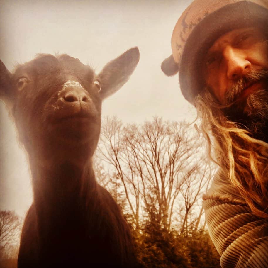 ロブ・ゾンビのインスタグラム：「Here I am with my good buddy Claire. Claire was rescued by PETA from a horrible situation, but now it’s all good and she is living the sweet life at Zombie Farm. Happy 40th anniversary to @peta . #peta40 #plantpoweredmotherfucker」