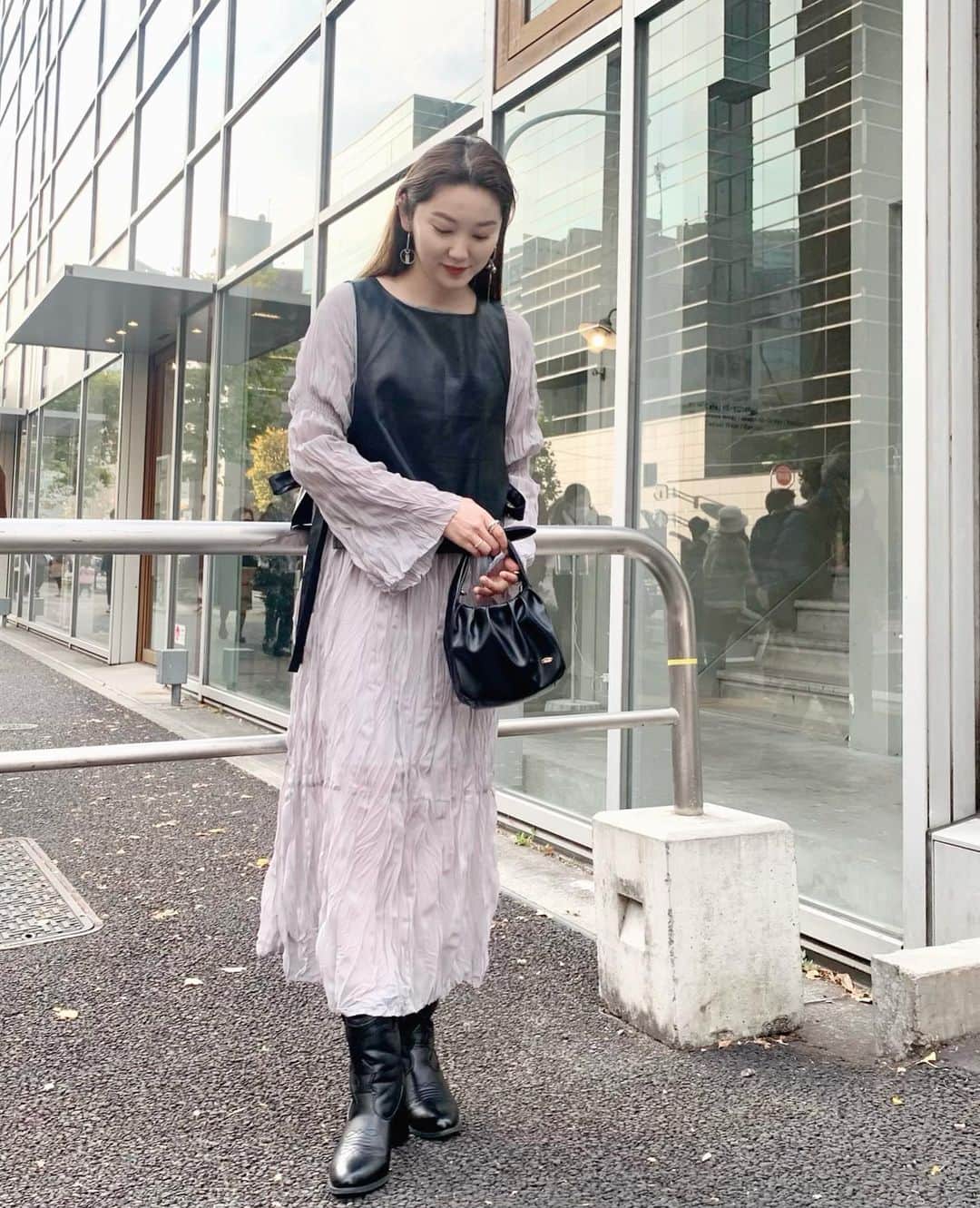 mina hinokuchiのインスタグラム：「. レザーベストとワンピースのレイヤードコーデ✨ 実はセットのアイテムなんです😎 それぞれ着回せるから色んなコーデが楽しめそう！ . @mitan.k が来てたカラーも可愛かった♡ 1月の入荷が楽しみ❄️ . #whoswhochico #salonbychico #フーズフーチコ　#ロングワンピース　#2021ss #靴とバックも1月の新作✨」