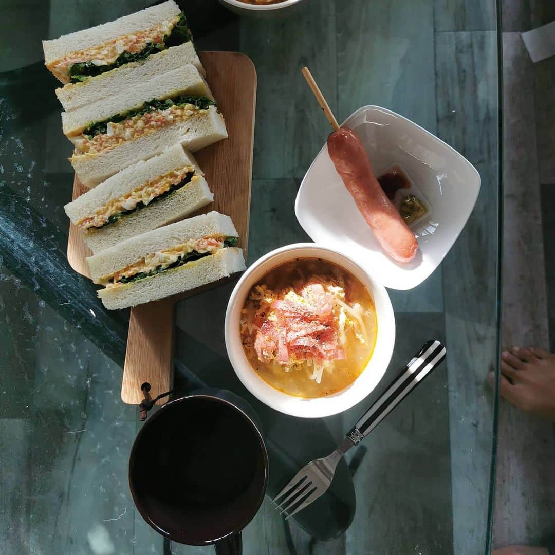 脇田恵子のインスタグラム：「もーにん🥺。 今日の朝ごはん カニカマたまごサンド sopa castellana (ニンニクスープ)」