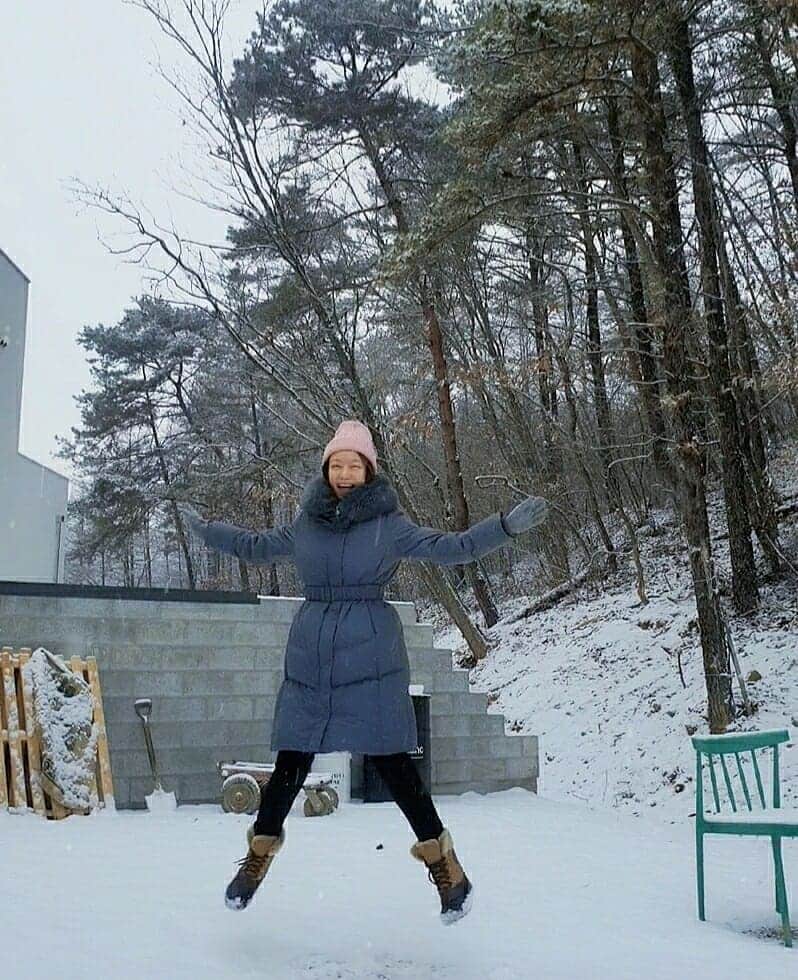 シン・ソユルのインスタグラム：「⠀ ⠀ 양평에서 맞는 첫눈❄ 눈뜨자마자 뒷마당으로:) ⠀」