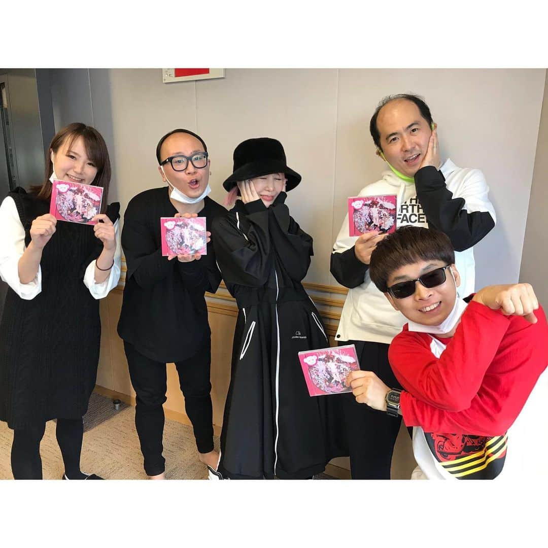 舘谷春香さんのインスタグラム写真 - (舘谷春香Instagram)「最近載せてなかったペペペラジオの写真まとめて！毎週素敵なゲストでたくさん笑って大好きな時間です！  写真順番に  ♥️ニガミ17才  　　岩下優介さん　平沢あくびさん ♥️大森靖子さん ♥️ぜったくん ♥️武藤彩未さん ♥️眉村ちあきさん ♥️川口葵さん  ここ３週のゲストの皆様ー！ 天才の集まり！！毎週天才の話聞いてる！！  ペペペファミリーたくさん増えて嬉しい！ 勝手に我々がファミリーて呼んでるだけだけど！  今月最終週が特番編成でペペペお休みなので、来週が今年最後のペペペラジオですー！ 来週も聴いてねー！  #文化放送 #pepepeラジオ #ペペペラジオ #トレンディエンジェル #バイク川崎バイク #bkb #舘谷春香 #ニガミ17才 #大森靖子 さん #ぜったくん #武藤彩未 さん #眉村ちあき さん #ちちゃん #川口葵 さん #来週は #スーパードラゴン #世界終わる？？ #音楽番組 #音楽好きな人と繋がりたい #musicprogram #l4likes #instagood」12月13日 11時19分 - tty0250hrk