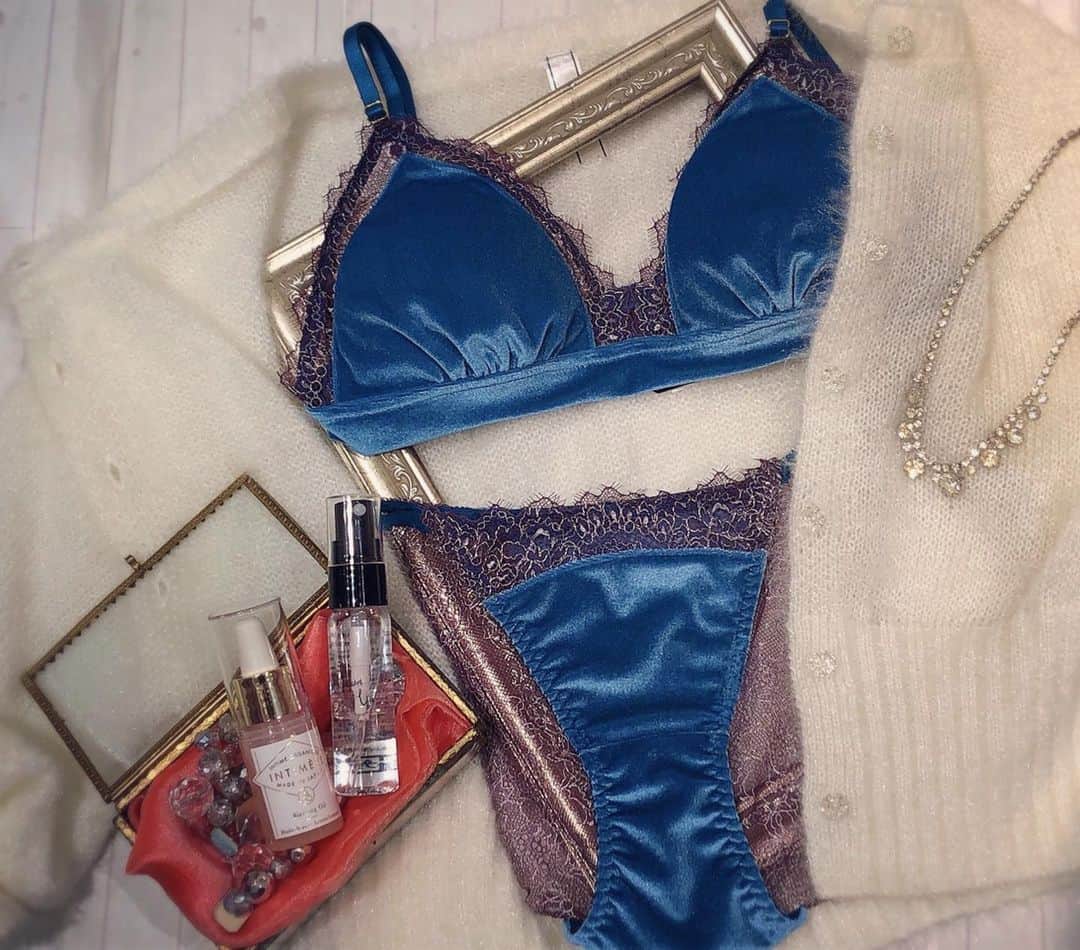 Ravijour札幌4丁目プラザ店のインスタグラム：「#onsale   SALE対象❤ #ベロアアイラッシュブラレットブラセット  のご紹介です✨ 詳しくはブログへ✈  #ラヴィジュール #ravijourstaff  #ravijour_official  #ravijoursapporo」