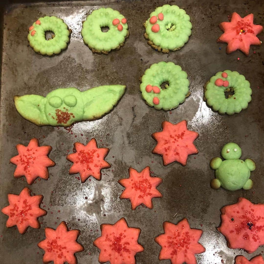 クリスティー・ヤマグチのインスタグラム：「Poinsettias, wreaths, a honu and.......a baby Yoda (Grogu). My favorite Holiday tradition. What’s yours? #christmascookies」