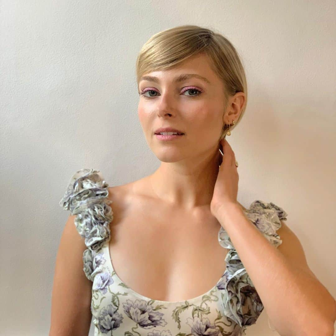 アナソフィア・ロブさんのインスタグラム写真 - (アナソフィア・ロブInstagram)「Warmer months... dressing up in @brockcollection ... aka if my personality was a garment 🦚」12月13日 11時15分 - annasophiarobb