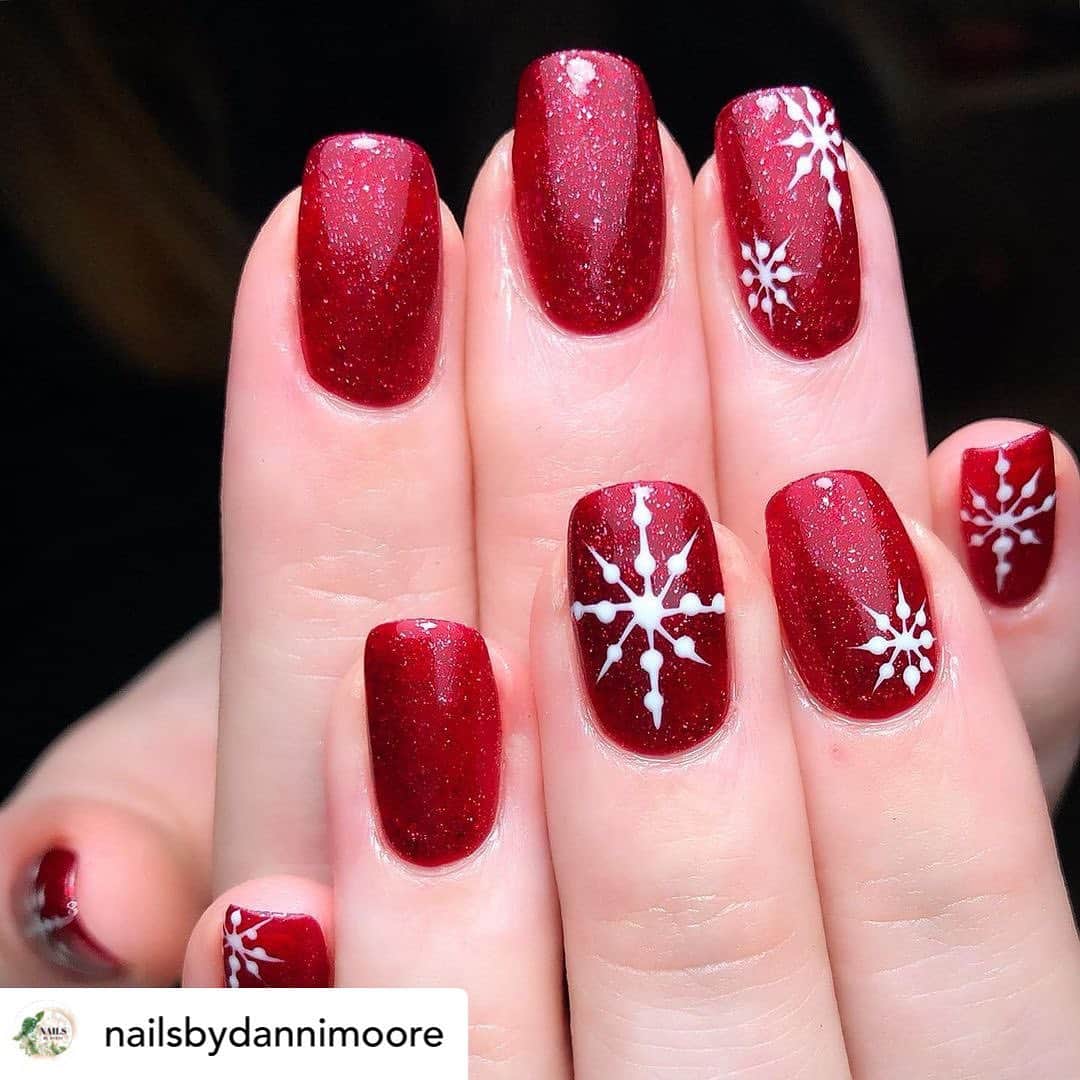 Nail Designsさんのインスタグラム写真 - (Nail DesignsInstagram)「Credit• @nailsbydannimoore Christmas red and snowflakes ❄️  • @navyprotools Prep  @glossifyofficial Ruby Slippers, Glossy Top @brillbirduk Brush & Go01 @nafstuff Gingerbread Cuticle Oil」12月13日 11時18分 - nailartfeature