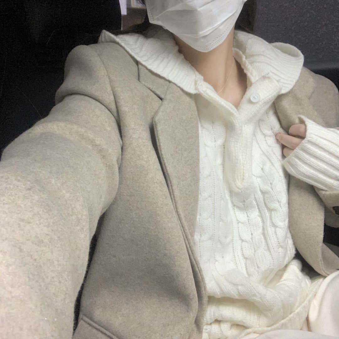 ユン・アラのインスタグラム：「눈이 온다고 하여 깔맞춤으로 입어 보았읍니다. 🤍」
