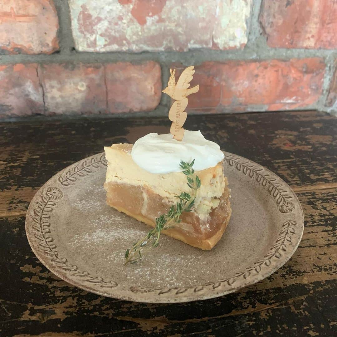 手紙社さんのインスタグラム写真 - (手紙社Instagram)「【手紙舎 2nd STORY】﻿ 本日最終日となりました「KIYATA国物語Ⅶ」個展メニュー「宵の林檎チーズケーキ」をご案内いたします。じっくりオーブンで焼き上げたリンゴにチーズケーキの生地を重ねて焼き上げた甘酸っぱいケーキに仕上げております。また「森の恵みの鹿ラグーパスタ」も終日ご用意しております。﻿ 是非ご賞味ください。﻿ ﻿ 2020.12.13﻿ ﻿ #手紙舎#柴崎#カフェ#ランチ#チーズケーキ#林檎#パスタ#鹿#ラグー#KIYATA」12月13日 11時27分 - tegamisha