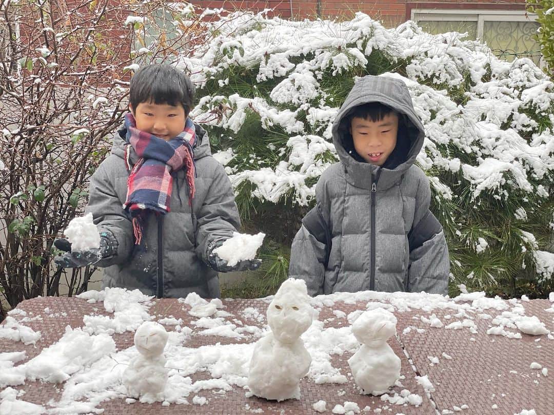 パク・ウネさんのインスタグラム写真 - (パク・ウネInstagram)「눈사람 만들고 아기자기하게 노나 싶더니 갑자기 눈싸움을 해서 그냥 끝나버림 ㅎㅎ 그래도 비로 바뀌고 있다니까 비맞으면 녹는다며 비 안맞는 처마 밑으로 눈사람들 피신 시키고 들어오는 착한 둥이들 .. #첫눈 #눈사람 #쌍둥이일상 #아이들사진은내보내지말아주세용~~~^^」12月13日 11時23分 - eunhye.p