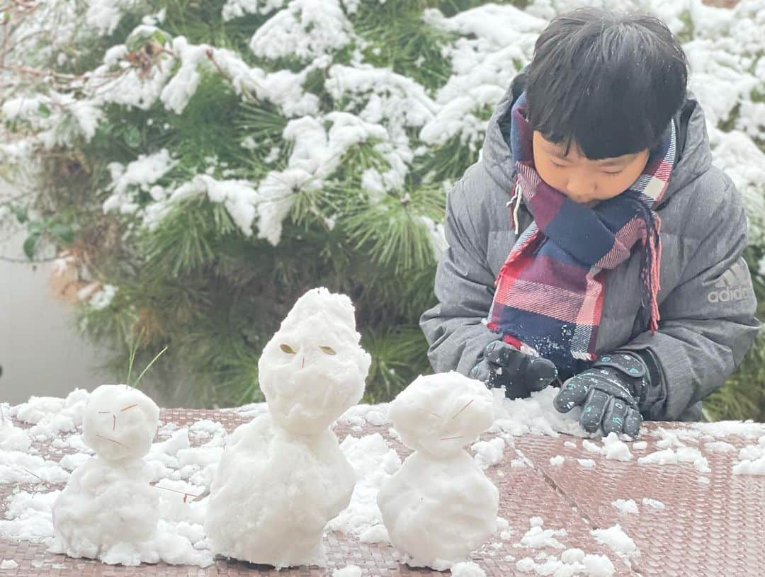 パク・ウネさんのインスタグラム写真 - (パク・ウネInstagram)「눈사람 만들고 아기자기하게 노나 싶더니 갑자기 눈싸움을 해서 그냥 끝나버림 ㅎㅎ 그래도 비로 바뀌고 있다니까 비맞으면 녹는다며 비 안맞는 처마 밑으로 눈사람들 피신 시키고 들어오는 착한 둥이들 .. #첫눈 #눈사람 #쌍둥이일상 #아이들사진은내보내지말아주세용~~~^^」12月13日 11時23分 - eunhye.p