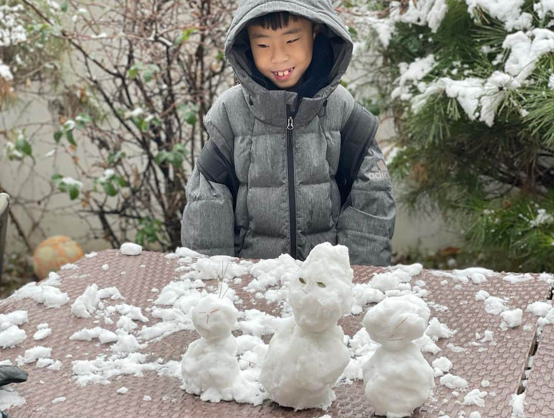 パク・ウネさんのインスタグラム写真 - (パク・ウネInstagram)「눈사람 만들고 아기자기하게 노나 싶더니 갑자기 눈싸움을 해서 그냥 끝나버림 ㅎㅎ 그래도 비로 바뀌고 있다니까 비맞으면 녹는다며 비 안맞는 처마 밑으로 눈사람들 피신 시키고 들어오는 착한 둥이들 .. #첫눈 #눈사람 #쌍둥이일상 #아이들사진은내보내지말아주세용~~~^^」12月13日 11時23分 - eunhye.p