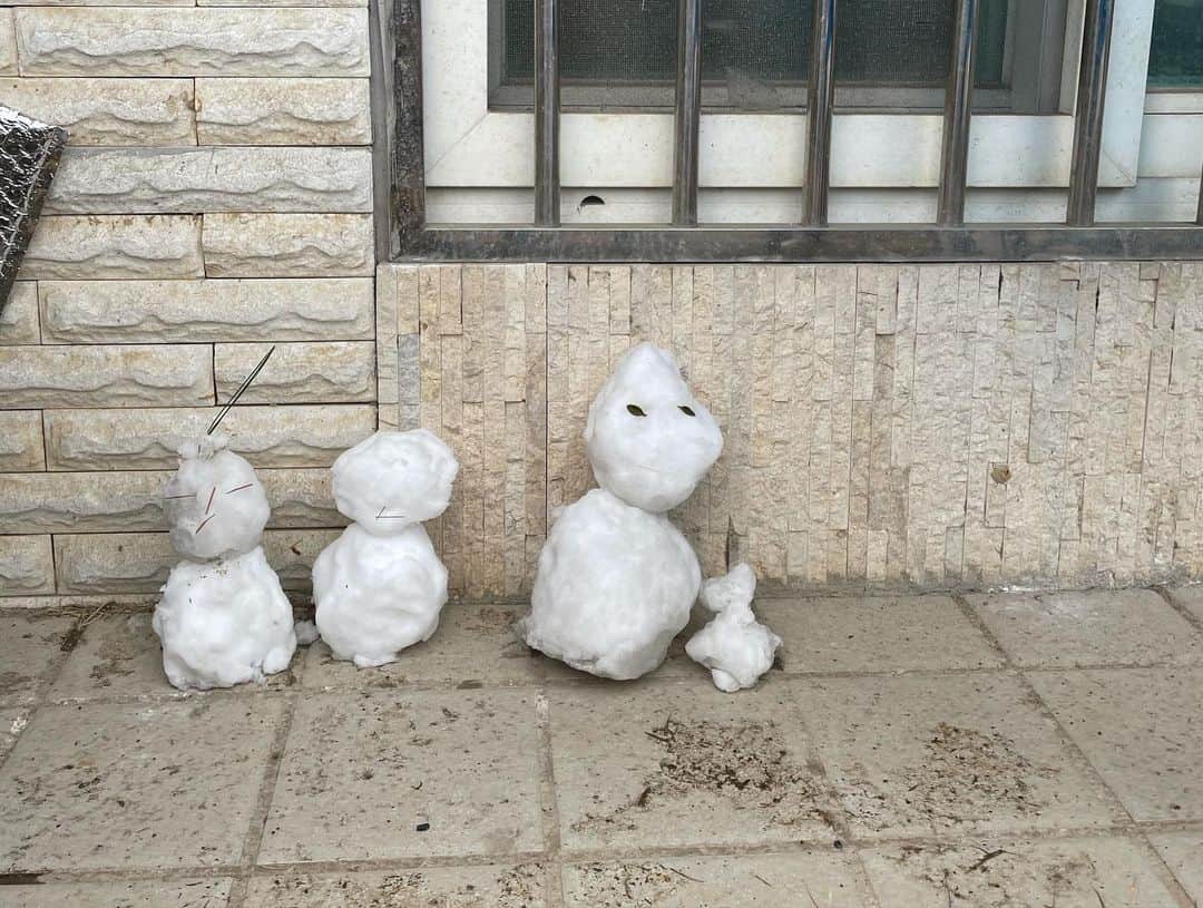 パク・ウネさんのインスタグラム写真 - (パク・ウネInstagram)「눈사람 만들고 아기자기하게 노나 싶더니 갑자기 눈싸움을 해서 그냥 끝나버림 ㅎㅎ 그래도 비로 바뀌고 있다니까 비맞으면 녹는다며 비 안맞는 처마 밑으로 눈사람들 피신 시키고 들어오는 착한 둥이들 .. #첫눈 #눈사람 #쌍둥이일상 #아이들사진은내보내지말아주세용~~~^^」12月13日 11時23分 - eunhye.p
