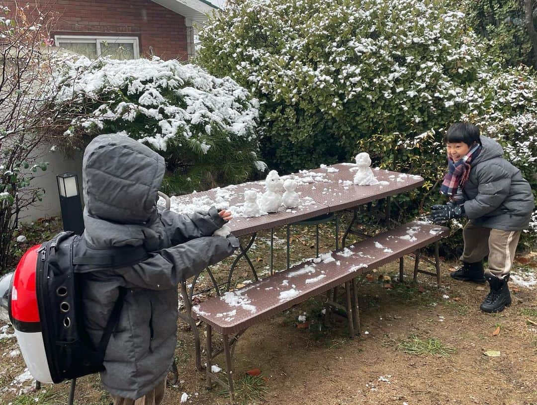 パク・ウネさんのインスタグラム写真 - (パク・ウネInstagram)「눈사람 만들고 아기자기하게 노나 싶더니 갑자기 눈싸움을 해서 그냥 끝나버림 ㅎㅎ 그래도 비로 바뀌고 있다니까 비맞으면 녹는다며 비 안맞는 처마 밑으로 눈사람들 피신 시키고 들어오는 착한 둥이들 .. #첫눈 #눈사람 #쌍둥이일상 #아이들사진은내보내지말아주세용~~~^^」12月13日 11時23分 - eunhye.p