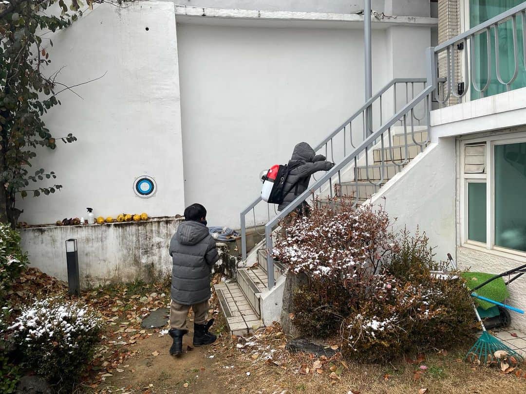 パク・ウネさんのインスタグラム写真 - (パク・ウネInstagram)「눈사람 만들고 아기자기하게 노나 싶더니 갑자기 눈싸움을 해서 그냥 끝나버림 ㅎㅎ 그래도 비로 바뀌고 있다니까 비맞으면 녹는다며 비 안맞는 처마 밑으로 눈사람들 피신 시키고 들어오는 착한 둥이들 .. #첫눈 #눈사람 #쌍둥이일상 #아이들사진은내보내지말아주세용~~~^^」12月13日 11時23分 - eunhye.p