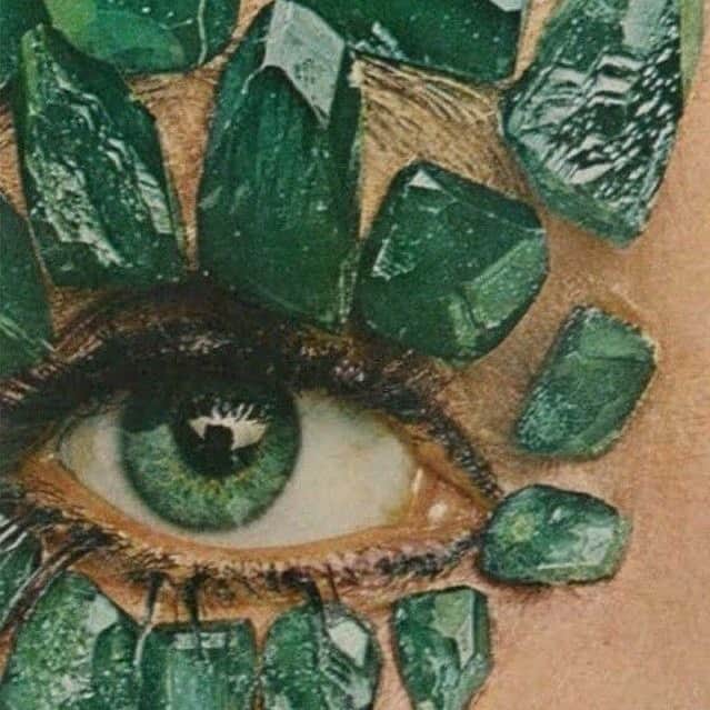 のインスタグラム：「Holiday makeup on point」