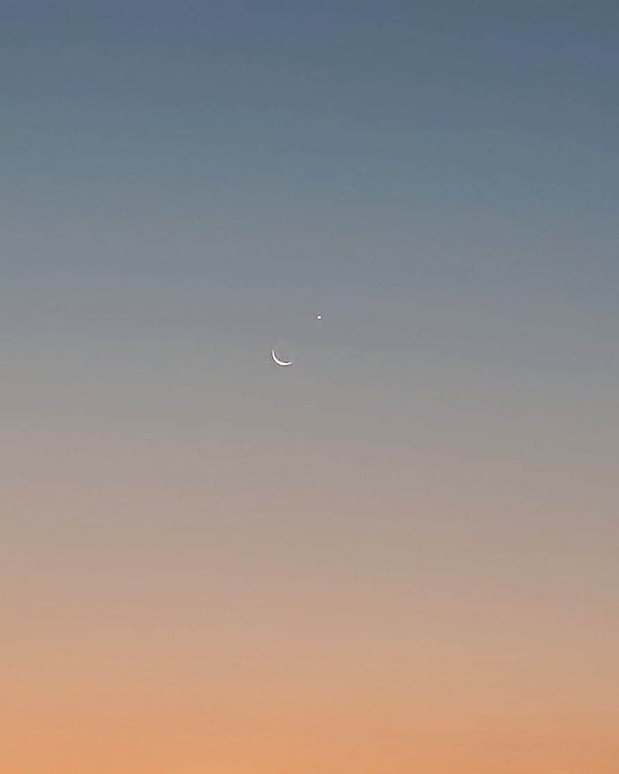 和田益典さんのインスタグラム写真 - (和田益典Instagram)「◆月と金星 . . 今朝６時頃、スマホでたまたま撮影したのだが、 あとから調べると、月が地球照を伴った珍しい光景だったとのこと。 . . 予め知ってたら一眼望遠で狙いたかったとこですな。 . . #ケサソラ #月と金星 #今朝 #今朝の空 #月 #金星 #空 #星 #惑星 #衛生 #宇宙 #地球照 #朝焼け #サンライズ #三日月 #風景 #珍しい #スマホ #スマホ写真 #明けの明星 #明けの明星と月 #sunrise #view #moon #crescentmoon #venus #star #sky #osaka #japan . . . 実は腹痛で平日と変わらん時間帯に起きてしまい、偶然この光景を見ることに😅 . "明けの明星" も久しぶりに見たな。 . 何かエエ事あるかな？ . とりあえず昼前の今現在、腹痛は治っていない。 .」12月13日 11時36分 - masunori_wada
