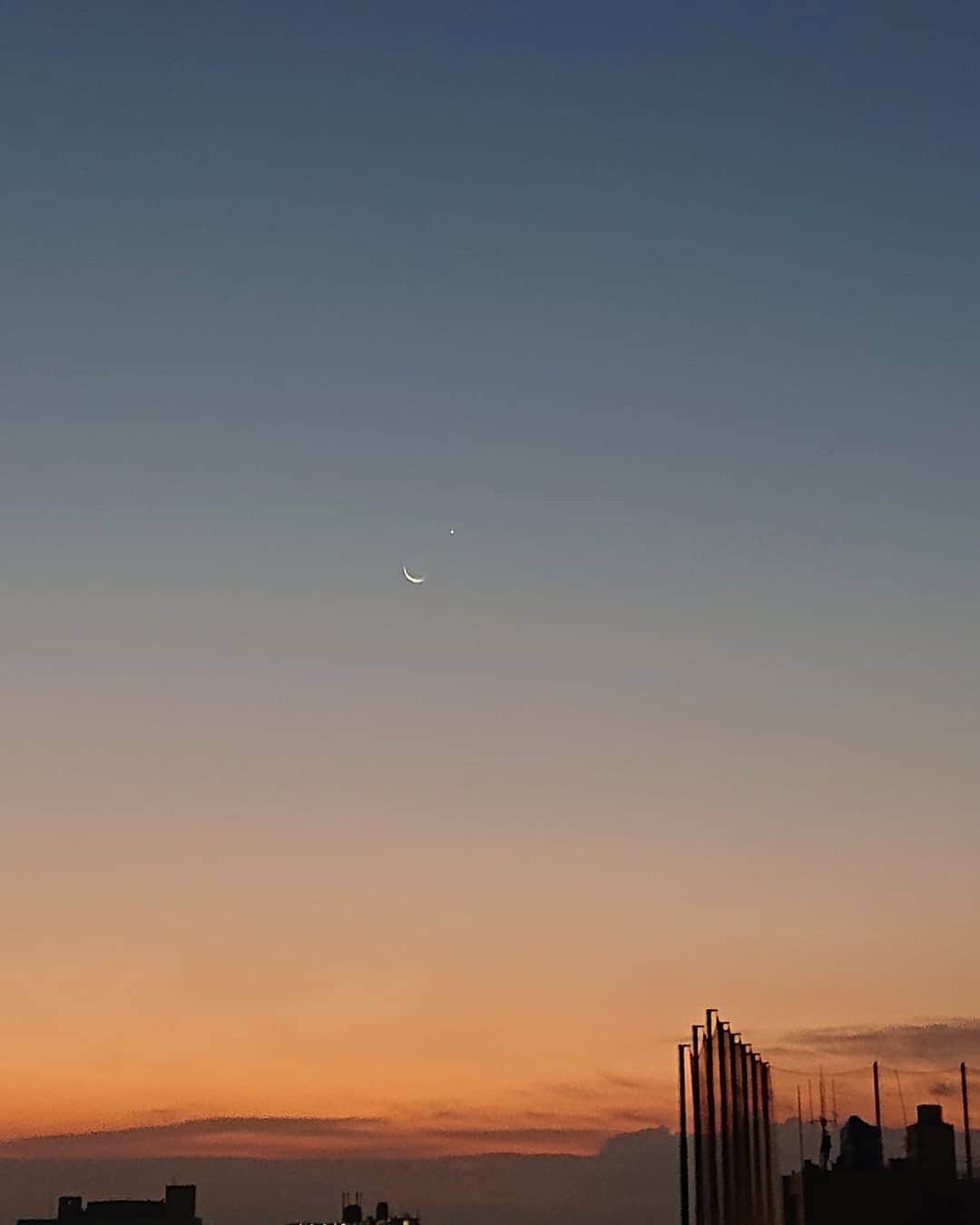 和田益典さんのインスタグラム写真 - (和田益典Instagram)「◆月と金星 . . 今朝６時頃、スマホでたまたま撮影したのだが、 あとから調べると、月が地球照を伴った珍しい光景だったとのこと。 . . 予め知ってたら一眼望遠で狙いたかったとこですな。 . . #ケサソラ #月と金星 #今朝 #今朝の空 #月 #金星 #空 #星 #惑星 #衛生 #宇宙 #地球照 #朝焼け #サンライズ #三日月 #風景 #珍しい #スマホ #スマホ写真 #明けの明星 #明けの明星と月 #sunrise #view #moon #crescentmoon #venus #star #sky #osaka #japan . . . 実は腹痛で平日と変わらん時間帯に起きてしまい、偶然この光景を見ることに😅 . "明けの明星" も久しぶりに見たな。 . 何かエエ事あるかな？ . とりあえず昼前の今現在、腹痛は治っていない。 .」12月13日 11時36分 - masunori_wada