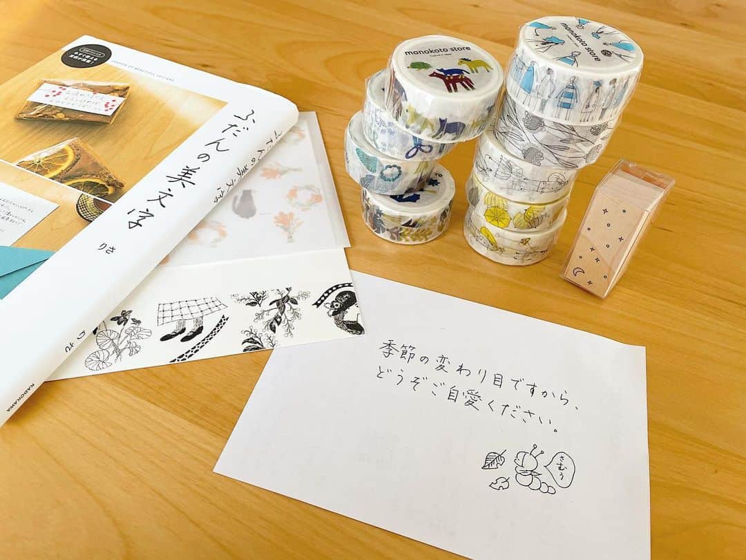 uta saitoのインスタグラム：「「嬉しい贈り物」  持病の発作が起きてしまうと 座っているのも痛くなるので  横になって絵を描かねば ならない時も😩  やっぱりどこか不調だと 気持ちも下がって しまうのですが  そんな時、自分で頼んだとは いえ、ポストに📮贈り物が 届くと本当に嬉しい🥺  @monokotostore さんで 大量注文した 可愛すぎるマステとスタンプが 届きました🥺❤️ 明細書がはいってる封筒まで むちゃくちゃ可愛いやないか！  たくさん買ったマステも 開けるのももったいない🌟😩  だけど、可愛すぎるから 巻き巻きして誰かに送ろう笑  嬉しいことは いつでも分け合いたい。  @risagraphy さんの 素敵な書籍📚  毎日少しずつ練習中🥺❤️  ちょっとずつ上達して 完コピできたらいいなぁ  おかげさまで たくさんのお仕事をいただき 本当にありがとうございます☺️  久々にウェディングボードも 受付したので 気合いいれてこの１ヶ月 頑張ります☺️✨  寒いので気をつけてね❄️ 関西のはずれの方から 心を込めて  詠  #手書きツイート #美文字練習中 #マスキングテープ #マステ沼#モノコトストア#オリシゲシュウジ#イシダアツコ」