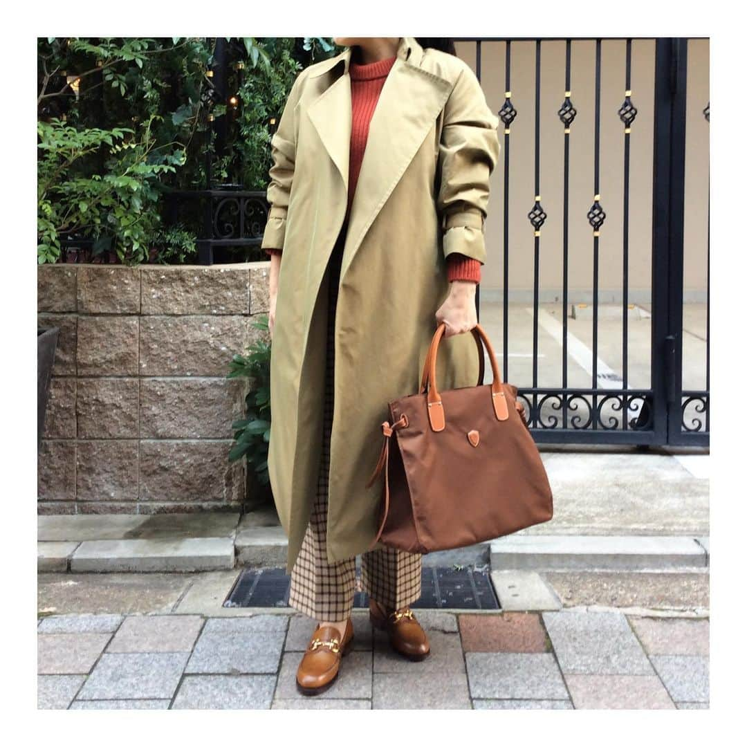 Felisi Japan 〔フェリージ〕さんのインスタグラム写真 - (Felisi Japan 〔フェリージ〕Instagram)「【Brown Shades Coordinate】 . 大胆なチェック柄のパンツに 華やかなオレンジのニットを合わせたコーディネート。 素材とシルエットにこだわりの詰まったコートを羽織れば、 さらに今年らしい洗練されたコーディネートに。 . . Coat：La favola Price：¥159,500 . Bag：Felisi Price：¥69,300 . Knit：ZANONE Price：¥30,800 . Pants：INCOTEX Price：¥36,300. . Shoes：CHEANEY Price：¥69,300 . . . #felisi #felisiselection #brownshades #coordinate #womensfashion #totebag #lafavola #zanone #incotex #cheaney #フェリージ #フェリージセレクション #コーディネート #コートコーデ #ラファーボラ #ザノーネ #インコテックス #チーニー #トートバッグ #バッグ #かばん #鞄」12月13日 11時30分 - felisi_japan