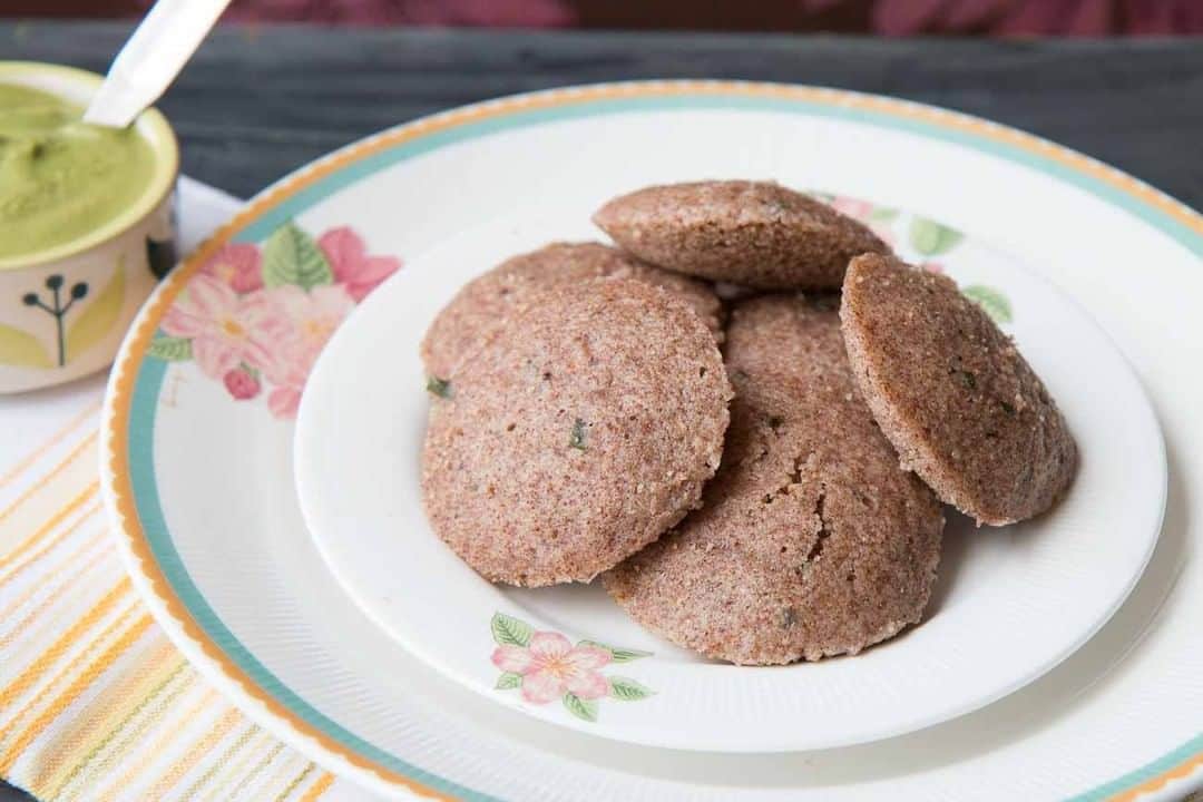 Archana's Kitchenさんのインスタグラム写真 - (Archana's KitchenInstagram)「A combination of Ragi and Oats together makes this idli so healthy and delicious. Have this for your breakfast with any chutney of your choice and a fresh glass of filter coffee. Get the recipe from the smart.bio link in my profile @archanaskitchen . . . . . #recipes #easyrecipes #breakfast #Indianbreakfast #archanaskitchen #healthylifestyle #eating #highprotein #breakfastclub #cheesetoast #cheesechilli #Cheesechillitoast #homemadefood #eatfit #cooking #food #healthyrecipes #foodphotography #recipeoftheday #comfortfood #deliciousfood #delicious #instayum #food」12月13日 11時30分 - archanaskitchen