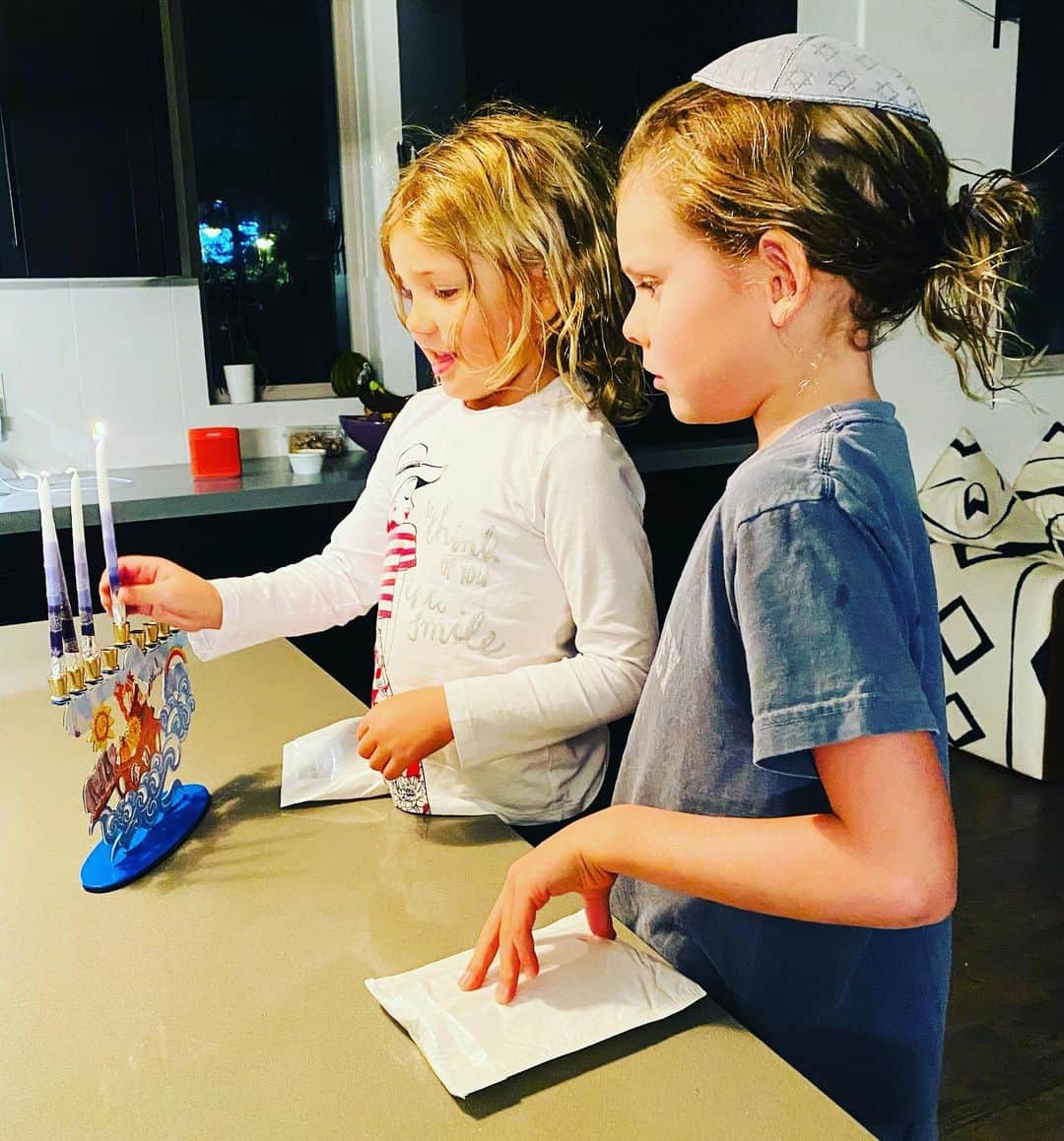 ダニエラ・ルーアのインスタグラム：「Day 3 of the Festival of Lights! Happy Hanukkah to all who celebrate and a peaceful holiday season to everyone 🕎 . 3° dia do Festival das Luzes! Feliz Hanukkah a todos os que celebram e boas festas para o resto da malta 🕎 . #hanukkahsameach #chagsameach #hanukkah #holiday #season #festivaloflights #tradition #menorah #hanukkiah」