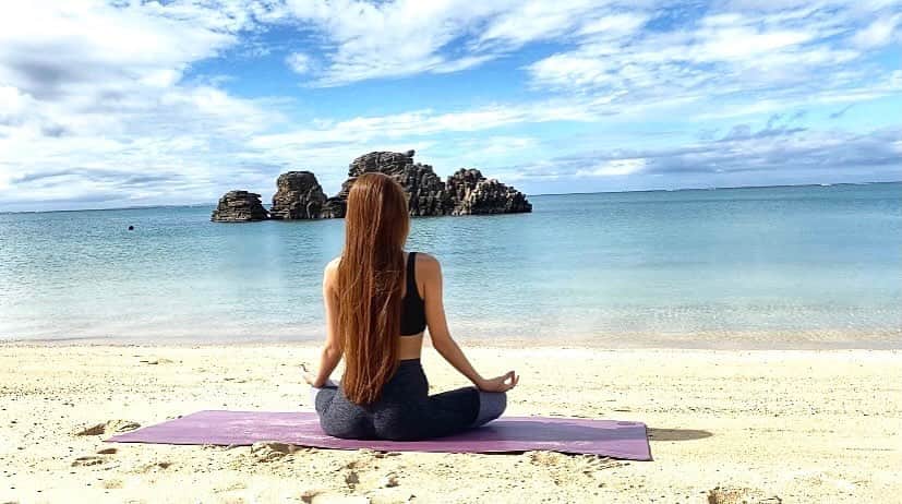 のインスタグラム：「Easy breath in and deep breath out🧘‍♀️🌴 Have a wonderful weekend. . . . #yoga #meditation #yogainstructor #okinawa #yogalife #alo #aloyoga #alomoves #beachyoga #yolo #arahabeach #yogateacher #yogalove #yogainspiration #yogawear #ヨガ　#ヨガインストラクター　#沖縄　#沖縄ヨガインストラクター」