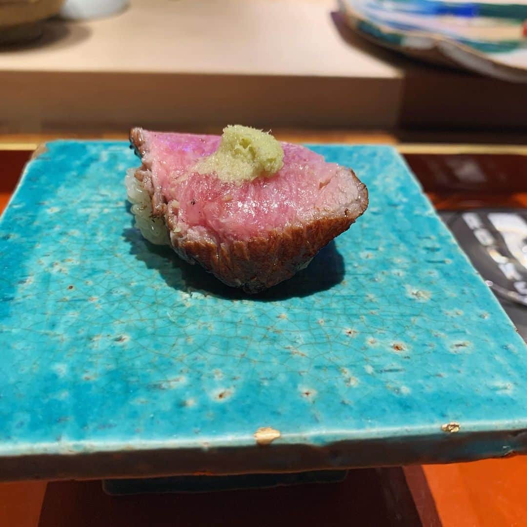 乙黒えりのインスタグラム：「初めての初音鮨 @hatsunezushi   感動の連続😮❗️ 今まで行ったお鮨屋さんで一番記憶に残る、まるでショーのような...食エンターテイメント。  スポーツでいうところのオールスター戦w  お人柄も含めて本当に素敵なお店でした✨  今年はコロナで旅行にほとんど行けなかったけど、旅行に行ったくらい思い出になったし もう、これがクリスマスプレゼントだと思ってます🎄  #初音鮨」