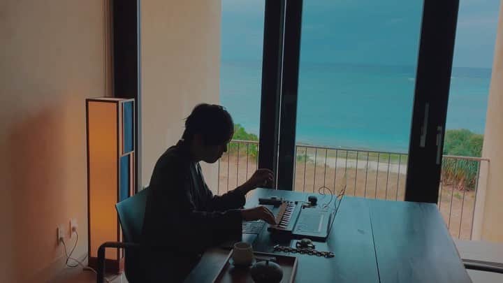 TeddyLoidのインスタグラム：「🏝💻🎹」