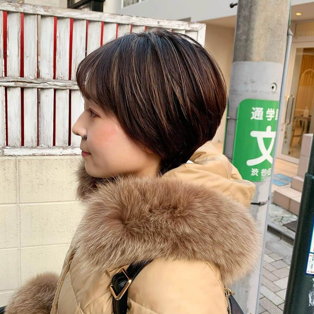 河崎良侑さんのインスタグラム写真 - (河崎良侑Instagram)「ももちゃん @m0m0207 が来てくれました✂︎🌈🌈﻿ ﻿ 髪の毛を伸ばしていくってことで、﻿ 毛先を整えて、﻿ バックをスッキリさせて頂き、﻿ カラーはハイライトを入れさせてもらいました！﻿ (半強制w)﻿ ﻿ 来年ももちゃんの出る舞台、﻿ 楽しみ😘✨﻿ ﻿ いつも来てくれてありがとう😃✨﻿ ﻿ #りょうズカラー　﻿ #美容室#insi#原宿#harajuku#表参道#明治神宮前#ハイトーンカラー#ブリーチ#ハイライトカラー#バレイヤージュ#グラデーションカラー#髪質改善トリートメント#ヘアーアレンジ#コテ巻き#フェイスカラー#ハイグレカラー#透明感爆上がりカラー#韓国風#裾カラー﻿ ﻿ #世界一楽しい美容師 ﻿ ﻿ ご予約はDMかネット予約からお願いします🙇﻿ ネット予約のURLはプロフィール欄にございます🌈﻿ ﻿」12月13日 11時42分 - ryosuke.kawasaki