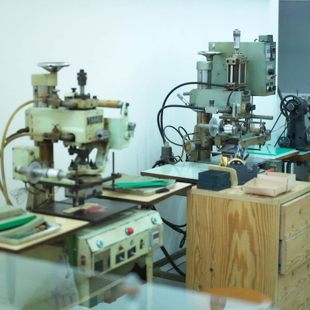 エンダースキーマのインスタグラム：「“effect_lab”  Personalize option only available in sukima Kappabashi. Classic stamping on your item using the old machine inherited from a craftsman in Asakusa.  stamp: emboss, gold, silver word size: big, small  スキマ 合羽橋(sukima Kappabashi) PLACE: 1F 4-2-10, Motoasakusa, Taito-ku, Tokyo, Japan 東京都台東区元浅草4-2-10 1F OPEN: 12:00 CLOSE: 19:00 Closed on Mondays(open on holidays)  #effectlab #henderscheme #スキマ」