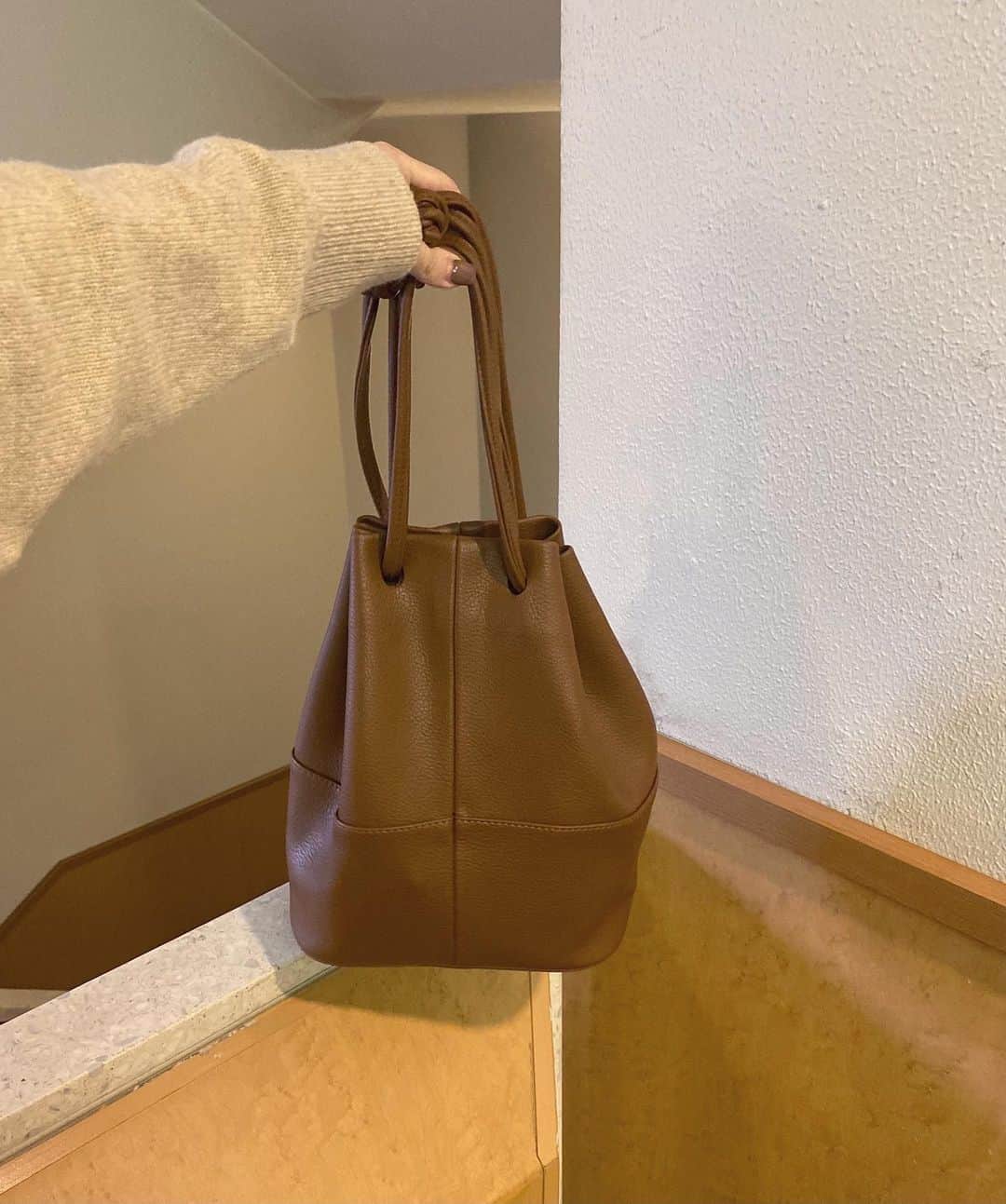 kannnaのインスタグラム：「最近よく使うバックナンバーワン🤎🤎 個人的にキャメルカラー最近好き。  チラッと見えてる服はユニクロ✌🏻」