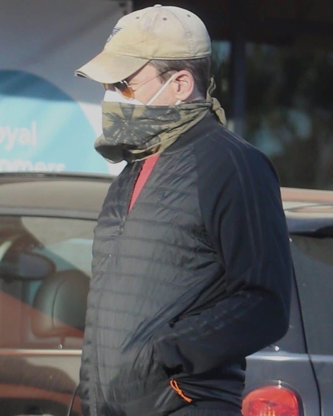 Just Jaredさんのインスタグラム写真 - (Just JaredInstagram)「Jon Hamm stays super safe in a face mask & bandana while making a trip to the grocery store.  #JonHamm Photos: Backgrid」12月13日 11時48分 - justjared