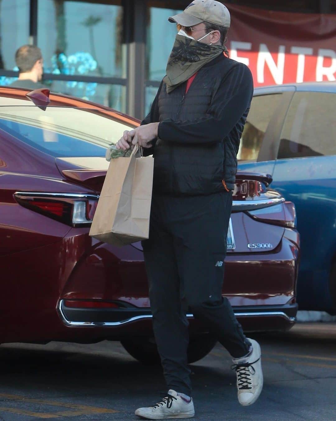 Just Jaredさんのインスタグラム写真 - (Just JaredInstagram)「Jon Hamm stays super safe in a face mask & bandana while making a trip to the grocery store.  #JonHamm Photos: Backgrid」12月13日 11時48分 - justjared