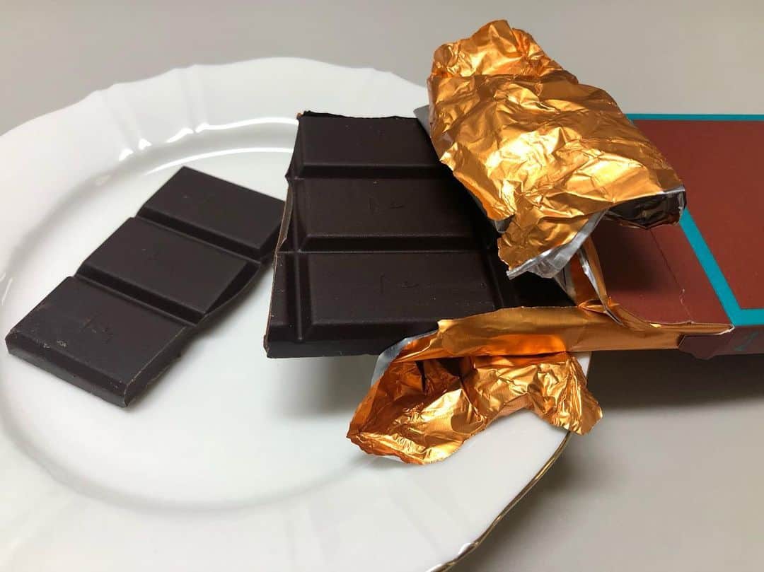 天玲美音さんのインスタグラム写真 - (天玲美音Instagram)「choco🍫 #カカオ 74%だから健康にもいい！  皆さんもどうぞ♡ 朝から#チョコレート で幸せ気分♡  #chocolate  #chocolatebar  #MIONchoice #lamaisonduchocolat  #choco #チョコ #チョコレート #幸せの味 #cute #chocolate  #美食 #健康美 #健康美音 #dolce  #sweets #sweet #lovechoco」12月13日 11時49分 - miontenrei
