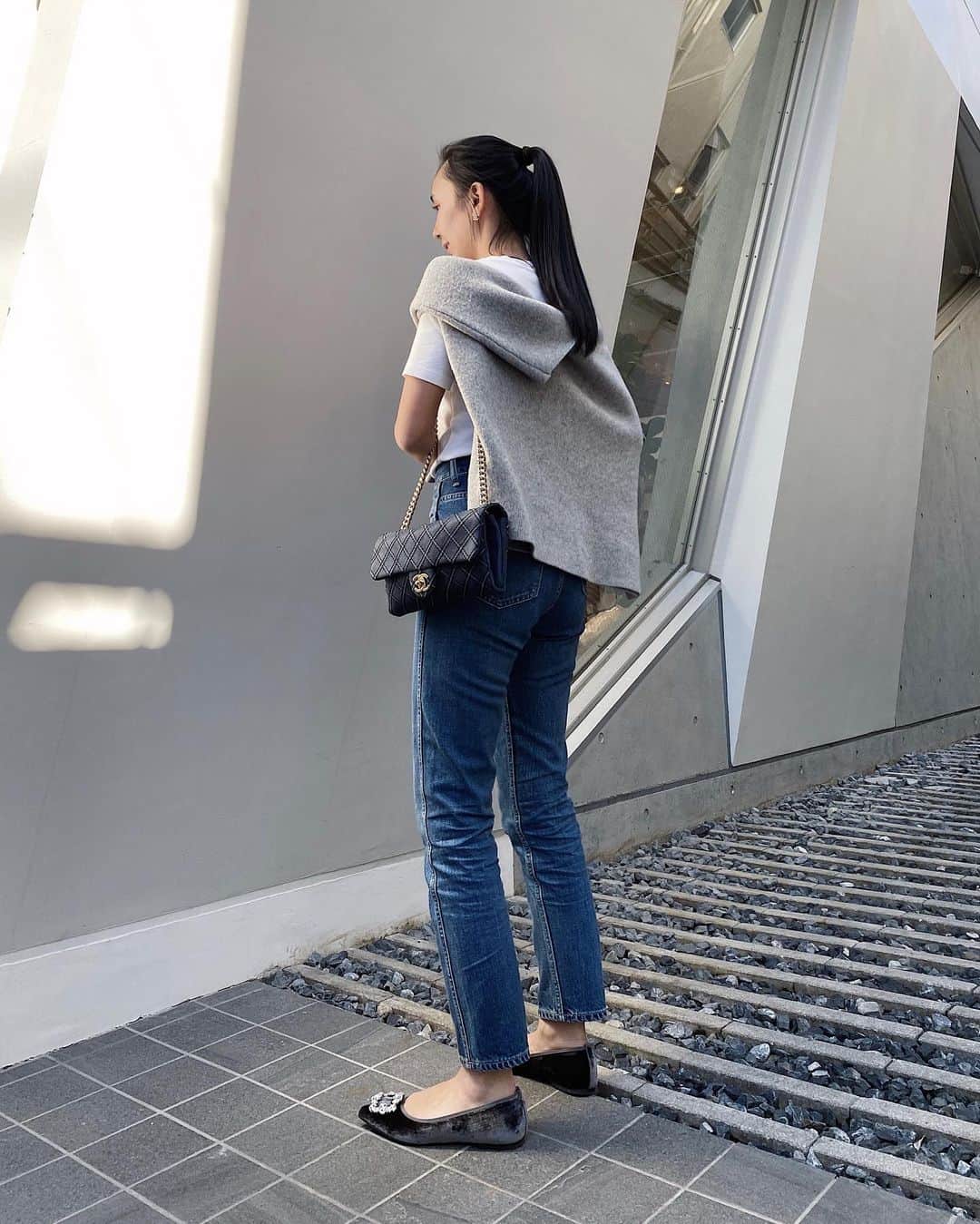 鈴木詩織のインスタグラム：「少し前の🍂 いいお天気だったのでお散歩しました。 顔はベースだけ塗って髪の毛もなにもしないでお家出ちゃった🙂  T-shirt / @uniqlo  knit / @stunninglure  denim / @kurodenim  bag / @chanelofficial  shoes / @prettyballerinasjp   キラキラフラットシューズはデニムと合わせるとバランスが取れて🙆🏾‍♀️  ﻿ ﻿  #コーデ部#コーデ日記#162cmコーデ#デニムコーデ#Tシャツコーデ#スタニングルアー#stunninglure#prettyballerinas#フラットシューズ#フラットシューズコーデ#プリティバレリーナ #シャネル#chanel#kurodenim#クロデニム#ジャパンデニム」