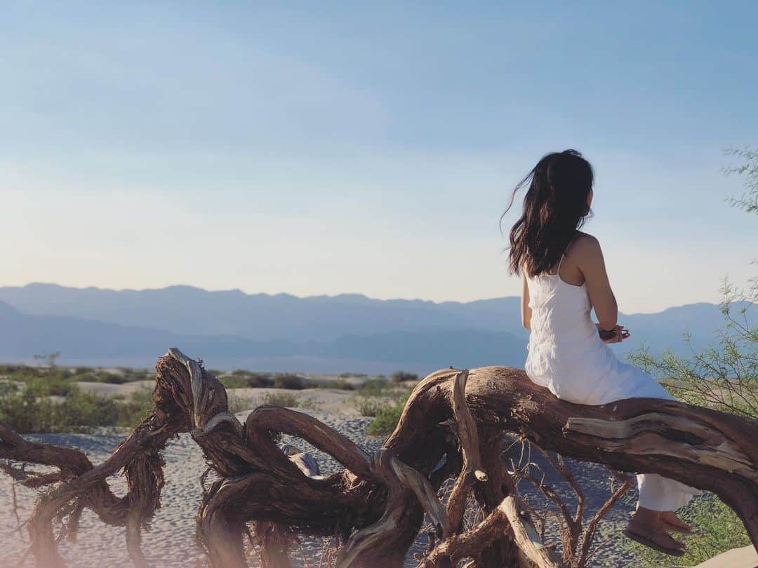 蒼あんなのインスタグラム：「It was my first time to go to national park in America. It had a solemn and mysterious atmosphere.⛰  前にDeath Valley 行った時の⛰何回もアメリカ行ってるのに初めて行った国立自然公園。本当にアメリカの自然の広大さには息を呑むものがある😮✨地球ってなんて綺麗なんだろう🌏  #deathvalley #デスバレー #砂漠」